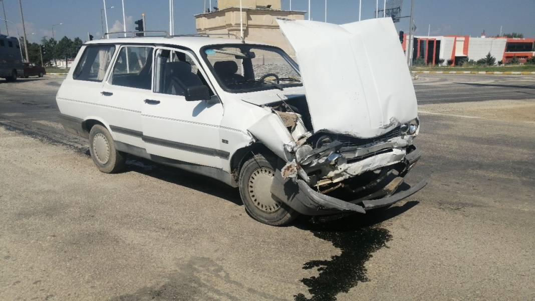 Konya yolunda kaza: Önce tabelaya sonra levhaya çarptı! 3